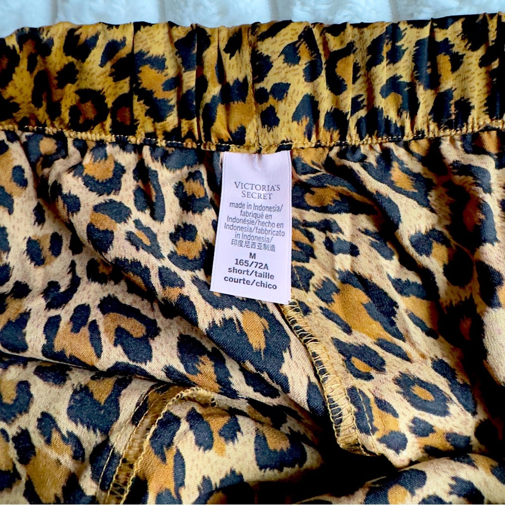 Victoria Secret Glazed Satin Long Pajama Set
Top & pants
Animal Print 
NWOT 
M - Picture 8 of 9